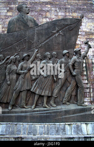Ein Relief an der Tiglachin (oder Derg) Denkmal in Addis Abeba, Äthiopien. Stockfoto