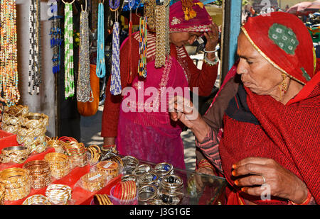 Frauen kaufen Schmuck am indischen Markt Stockfoto