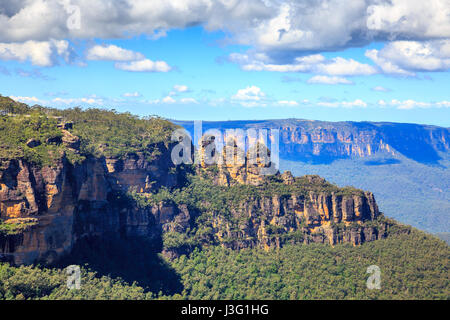 Blick auf die Three Sisters und Jamison Valley in Blue Mountains National Park, in der Nähe von Sydney, New South Wales, Australien Stockfoto