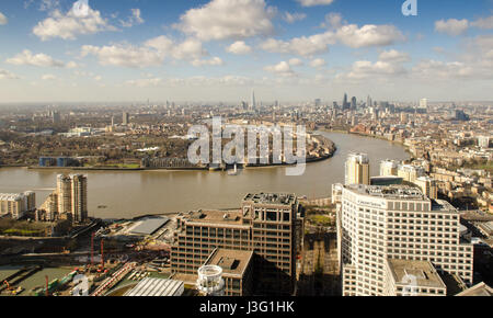 Sonne in East London und The City von 1 Canada Square im Canary Wharf Docklands Entwicklung. Stockfoto