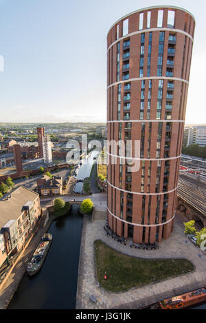 Kerze-Haus, ein Rundturm Mehrfamilienhaus, erhebt sich neben Bahnhof Leeds, Leeds und Liverpool Canal im Zentrum von Leeds, Yorkshire. Stockfoto