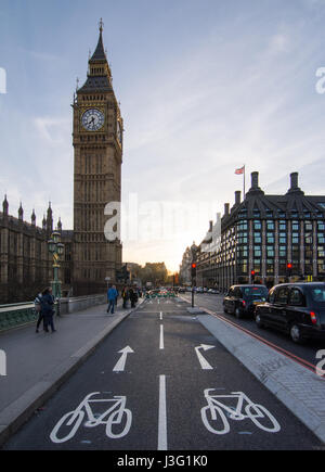 London, England - 20. April 2016: Frisch gestrichene Richtung Zeichen auf die neue Ost-West-Zyklus-Autobahn außerhalb der Houses of Parliament in Mittel- Stockfoto