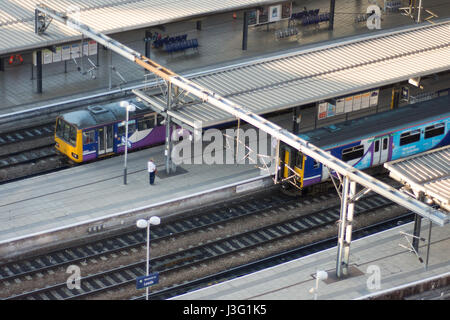 Leeds, England - 28. Juni 2015: Alte Klasse 144 Pacer und Klasse 150 Sprinter Diesel Triebzug Züge am Bahnhof Leeds in West Yorkshire. Die Stockfoto