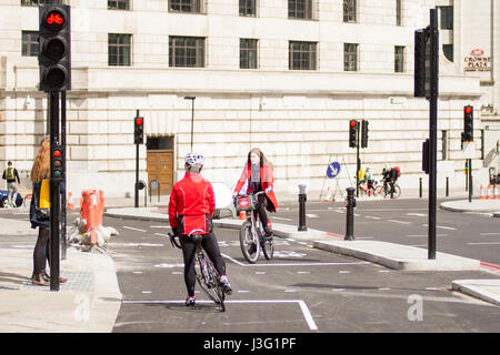 London, England - 30. April 2016: Radfahrer mit der kürzlich fertiggestellten getrennt Nord-Süd-Zyklus Superhighway, CS6, an der Blackfriars Bridge. Stockfoto