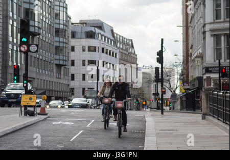 London, England, UK - 30. April 2016: Ein paar 'Boris Bike' Stadt mieten Fahrrad fahren auf den neu eröffneten Nord-Süd "Zyklus Superhighway" Fahrradweg auf Fa Stockfoto