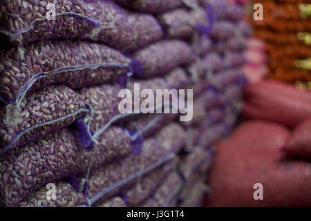 Säcke mit Knoblauch-Kleidung zum Verkauf auf einem Markt in Bangkok, Thailand Stockfoto