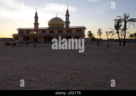 Eine Gruppe von Kindern spielen Fußball vor einer Moschee in Siem Reap, Kambodscha Stockfoto