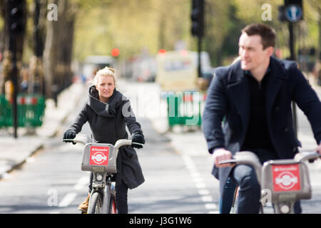 London, England - 30. April 2016: Radfahrer über die neue Ost-West-Zyklus Superhighway, Flaggschiff des Bürgermeisters Boris Johnson Verkehrspolitik vor sich Stockfoto