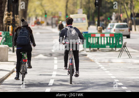 London, England - 30. April 2016: Radfahrer über die neue Ost-West-Zyklus Superhighway, Flaggschiff des Bürgermeisters Boris Johnson Verkehrspolitik vor sich Stockfoto