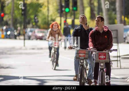 London, England - 30. April 2016: Radfahrer über die neue Ost-West-Zyklus Superhighway, Flaggschiff des Bürgermeisters Boris Johnson Verkehrspolitik vor sich Stockfoto