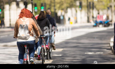 London, England - 30. April 2016: Radfahrer über die neue Ost-West-Zyklus Superhighway, Flaggschiff des Bürgermeisters Boris Johnson Verkehrspolitik vor sich Stockfoto