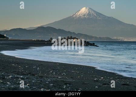 Blick auf Mount Fuji vom Strand Stockfoto