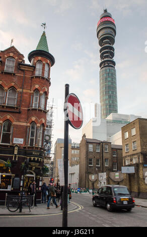 London, England - 13. März 2015: Trinker sammeln auf dem Bürgersteig vor dem König und die Königin Pub im Laufe der Verkehr an der Cleveland Street in der Fitzrovi Stockfoto