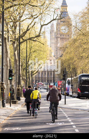 London, England - 30. April 2016: Radfahrer über die neue Ost-West-Zyklus Superhighway, Flaggschiff des Bürgermeisters Boris Johnson Verkehrspolitik vor sich Stockfoto