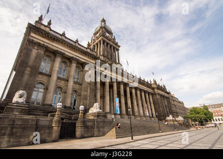 Leeds, England, UK - 29. Juni 2015: Das neoklassizistische Leeds Rathaus auf der Headrow Straße. Stockfoto