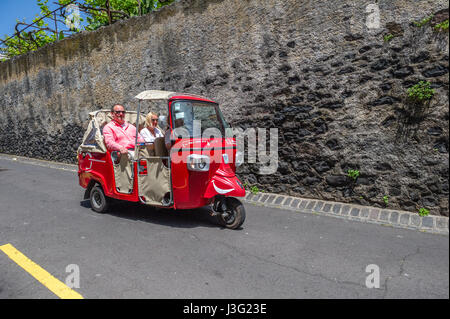 Passagiere die Tuk-Tuk-Madeira-Städte-Tour Stockfoto