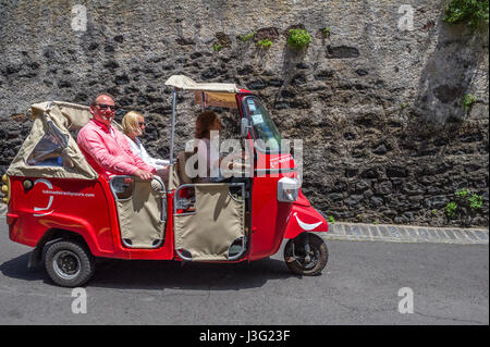 Passagiere die Tuk-Tuk-Madeira-Städte-Tour Stockfoto