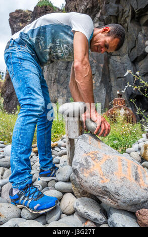 Steinkunst, feine Steine übereinander balancieren. Stockfoto