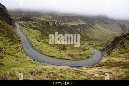 Eine Spitzkehre kehre auf der kleinen eingleisigen Bahn klettern die märchenhafte Landschaft der Quiraing auf der Halbinsel Trotternish der Isle of Stockfoto