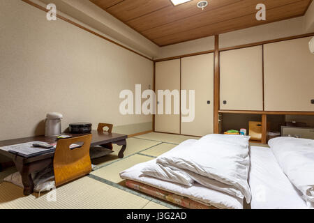 YUFUIN, OITA, JAPAN - 13. März 2017: Traditionelle japanische Gäste Zimmer des Ryokan Jonoyu, Onsen Ryokan Yufu-Stadt, nur 4 Minuten Fuß von Yufuin rai Stockfoto