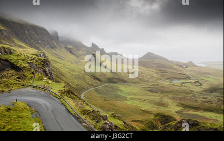 Regen-Wolken-Roll auf die märchenhafte Landschaft der Quiraing, gebildet vom Berg Erdrutsche, auf der Halbinsel Trotternish der Isle Of Skye in t Stockfoto