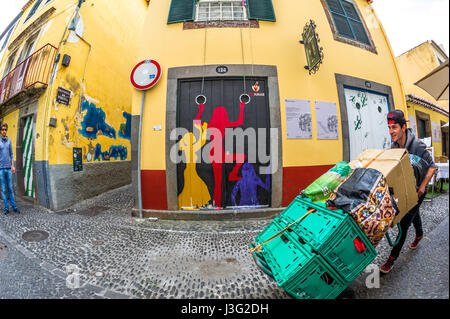 Lackierte Türen auf der ältesten Straße in Funchal, Madeira Stockfoto