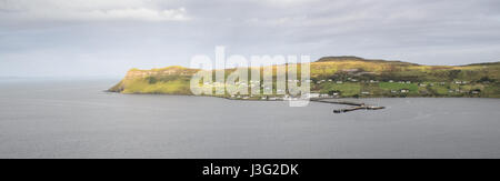 Das Dorf Uig verstreut entlang der Küste und Klippen von Uig Bay auf der schottischen Insel Skye. Stockfoto