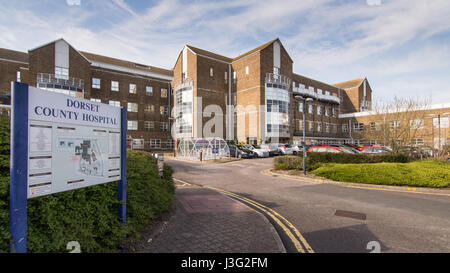 Dorchester, England, Großbritannien - 7. Mai 2016 - Der Eingang und Gebäude von Dorset County Hospital, einem kleinen Regional Hospital in Dorchester. Stockfoto