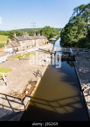 Die Treppe-Schlösser und der Schleusenwärter Cottages im Dobson Schlösser an der Leeds and Liverpool Canal in Leeds/Bradford, Yorkshire. Stockfoto