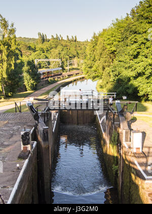 Northern Rail Personenzug auf der Airedale Linie Bahn geht den Flug der Treppe sperren Kirkstall Schmiede an der Leeds and Liverpool Canal. Stockfoto