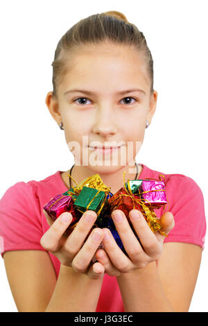 Mädchen hält kleine Geschenke (Fokus auf die Boxen) Stockfoto