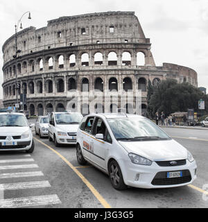 Rom, Italien - 26. Januar 2011: Taxi Fahrzeuge in der Nähe das Kolosseum in Rom Stockfoto