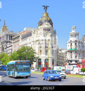 Madrid, Spanien - 1. September 2016: Straßenverkehr in der Nähe von The Metropolis Gebäude in Madrid Stockfoto