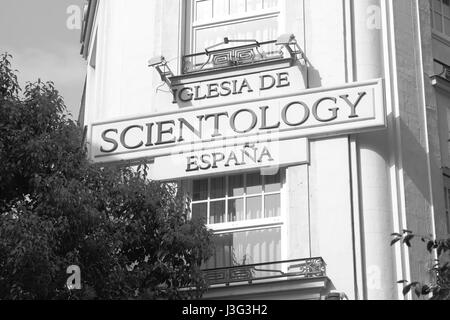 Madrid, Spanien - 9. Mai 2012: Zeichen der Scientology-Kirche in Madrid. Schwarz / weiß Bild Stockfoto