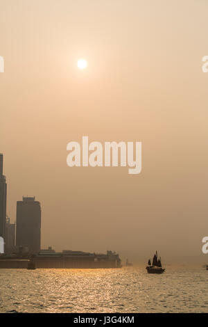 Ansicht von Wan Chai Convention and Exhibition Centre, mit Blick auf Victoria Harbour mit Mittel- und TST. Stockfoto
