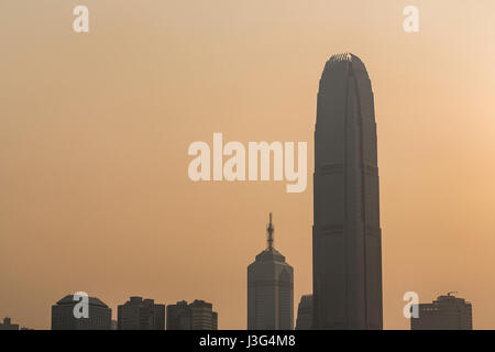 Ansicht von Wan Chai Convention and Exhibition Centre, mit Blick auf Victoria Harbour mit Mittel- und TST. Stockfoto