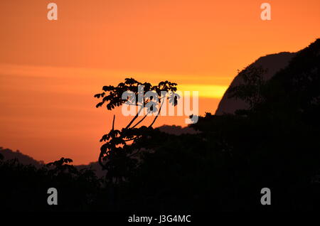 Schöne bunte Himmel in traumhaften Sonnenuntergang in der Stadt Rio De Janeiro, Brasilien Stockfoto