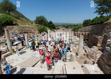 EPHESUS, Türkei - 24. Mai 2015: Kuretenstraße ist eines der drei Hauptstraßen von Ephesus zwischen das Herkules-Tor bis der Celsus-Bibliothek. Stockfoto