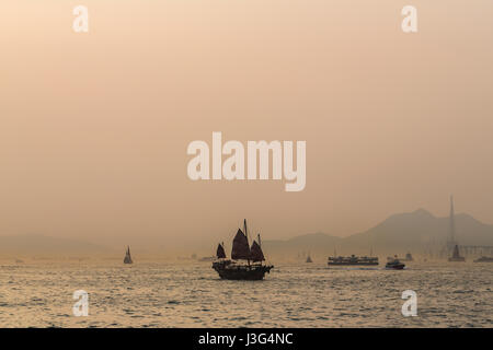 Ansicht von Wan Chai Convention and Exhibition Centre, mit Blick auf Victoria Harbour mit Mittel- und TST. Stockfoto