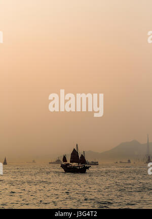 Ansicht von Wan Chai Convention and Exhibition Centre, mit Blick auf Victoria Harbour mit Mittel- und TST. Stockfoto