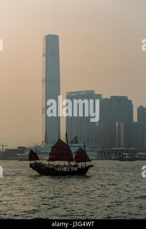 Ansicht von Wan Chai Convention and Exhibition Centre, mit Blick auf Victoria Harbour mit Mittel- und TST. Stockfoto