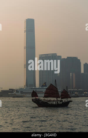 Ansicht von Wan Chai Convention and Exhibition Centre, mit Blick auf Victoria Harbour mit Mittel- und TST. Stockfoto