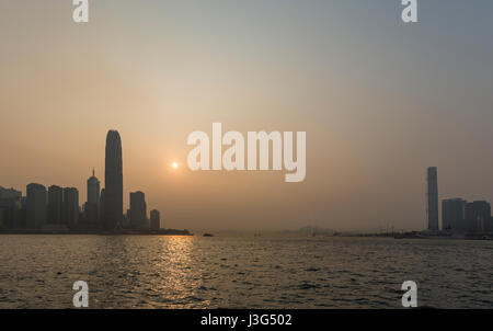 Ansicht von Wan Chai Convention and Exhibition Centre, mit Blick auf Victoria Harbour mit Mittel- und TST. Stockfoto