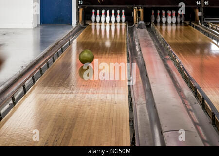 Bowling-Kugel Rollen in Richtung Kegeln auf 10 Pin Bowling alley Stockfoto