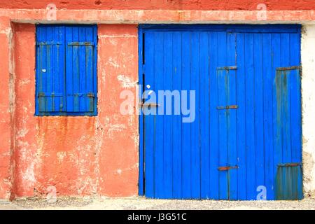 Blau aus Holz Türen und Fenster Stockfoto