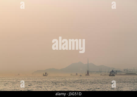 Ansicht von Wan Chai Convention and Exhibition Centre, mit Blick auf Victoria Harbour mit Mittel- und TST. Stockfoto