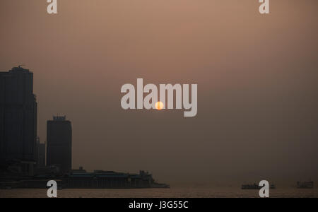 Ansicht von Wan Chai Convention and Exhibition Centre, mit Blick auf Victoria Harbour mit Mittel- und TST. Stockfoto