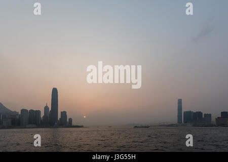 Ansicht von Wan Chai Convention and Exhibition Centre, mit Blick auf Victoria Harbour mit Mittel- und TST. Stockfoto
