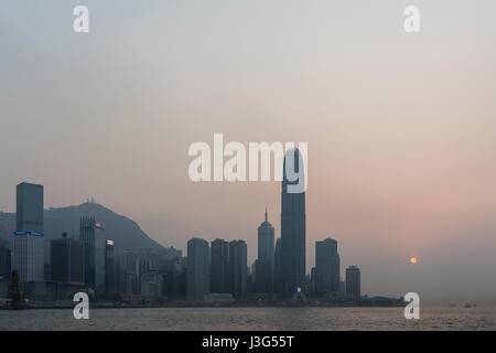 Ansicht von Wan Chai Convention and Exhibition Centre, mit Blick auf Victoria Harbour mit Mittel- und TST. Stockfoto
