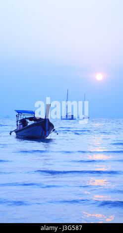 Longtail-Boot in der Andamanensee, Railay West Küste, located Strand, Provinz Krabi, Thailand. Stockfoto